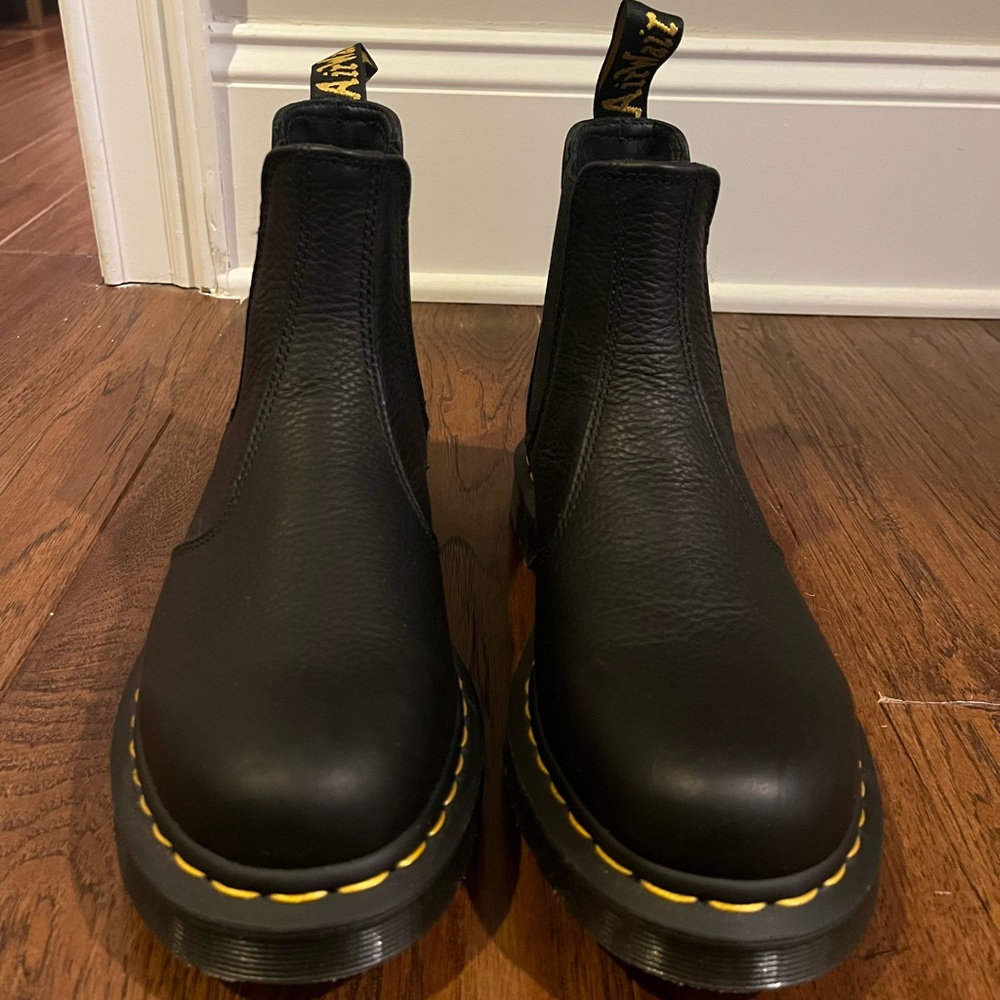 DR. MARTEN CHELSEA BLACK BOOT NEVER WORN!!